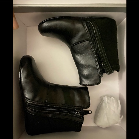 Stuart Weitzman Baby 50/50 Crib Shoes 6-9 Months - Picture 3 of 5